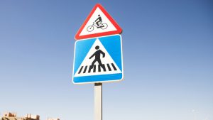 El Gobierno actualiza el catálogo de señales de tráfico que elimina las connotaciones de género