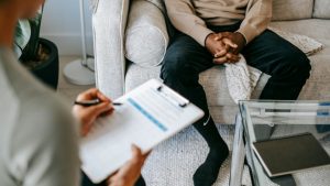 El TSJ de Madrid reconoce la incapacidad absoluta para un trabajador con una condición degenerativa de los huesos y de obesidad severa