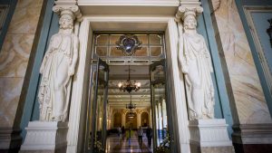 El Tribunal Supremo confirma que la ley no permite las “devoluciones en caliente” de los migrantes que pretenden entrar a nado en Ceuta y Melilla